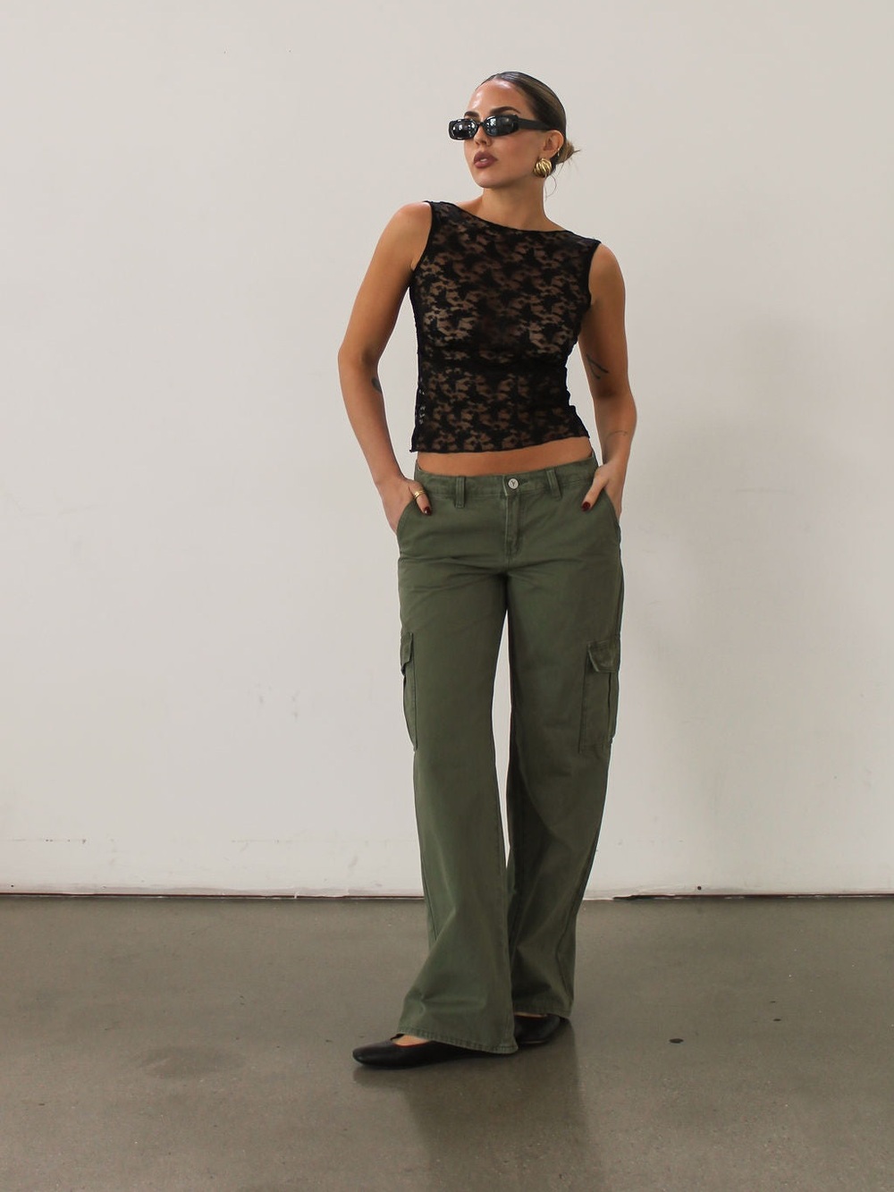 Abrand Jeans Women’s 99 Low & Wide Cargo Pants. Size 27.